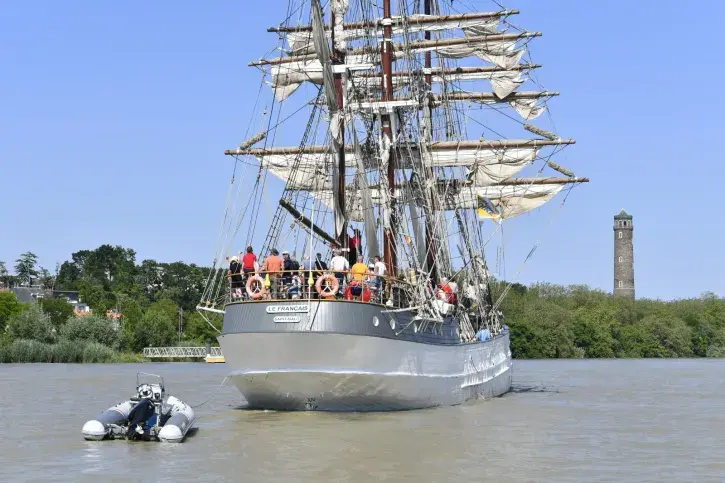 Le navire Le Français, au niveau de la Tour à plomb, à Couëron. Photo : Marc Roger