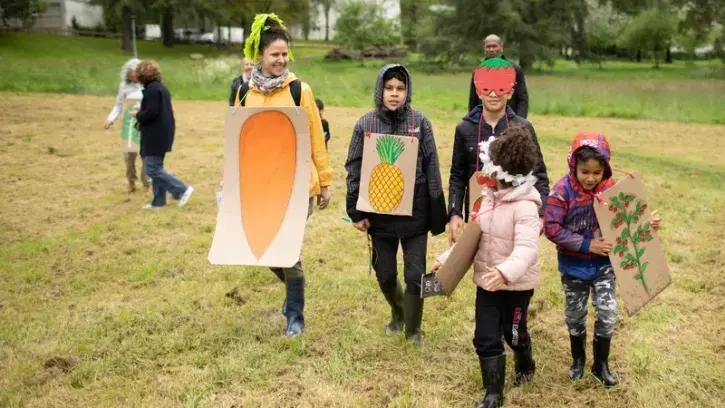 Après un jeu de piste dans les potagers du quartiers, les habitants ont revêtu les déguisements créés pour participer à la Végéparade des 48 h de l'agriculture urbaine. © Ludovic Failler pour Nantes Métropole