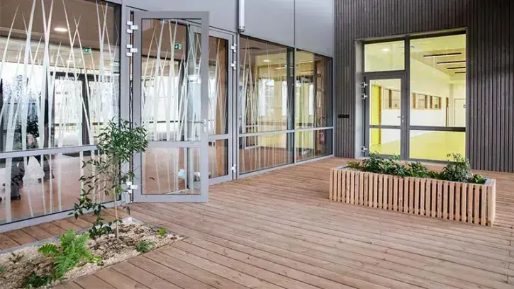 L'école maternelle est dotée d'un jardin d'hiver dont l'usage reste à définir avec les utilisateurs.