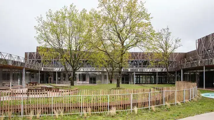 Pensés par l'agence d'architecture Epicuria, ses 4300 m2  abritent 16 salles de classe, un accueil de loisirs et une unité d'enseignement pour enfants en situation de handicap.