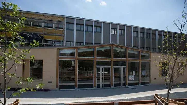 Le projet comprend deux extensions. Au nord, le bâtiment neuf comprend un grand hall d'accueil, une salle polyvalente et les salles de classe, de repos et de motricité de la future maternelle.