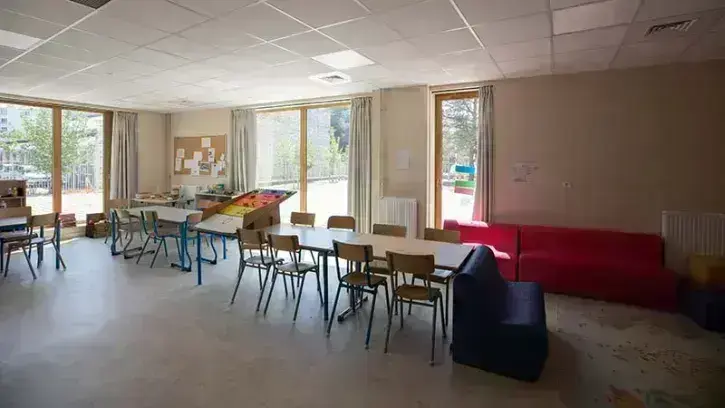 Au sud, l'extension intègre notamment une vaste salle d'activité pour le périscolaire.