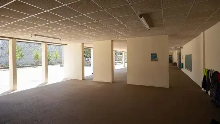 Un vaste préau d'environ 300 m² accueille désormais les élèves.
