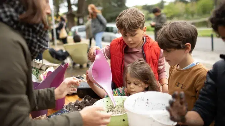 Les enfants ont mis les mains dans la terre pour fabriquer des bombes à graines dont la floraison préfigurera les futures plantations. © Ludovic Failler pour Nantes Métropole