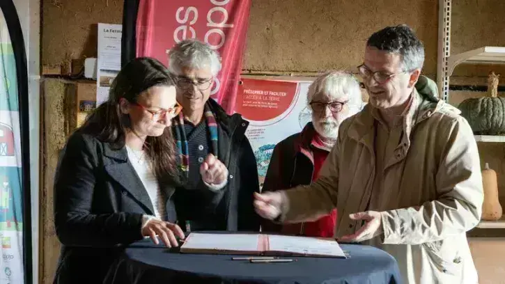 La Fermette du Bois Olive est la deuxième exploitation a bénéficié de ce soutien en Loire-Atlantique. La convention scellant le partenariat entre l'association Terre de liens, la coopérative Passeurs de terres, Nantes Métropole et la commune de Bouaye, a 