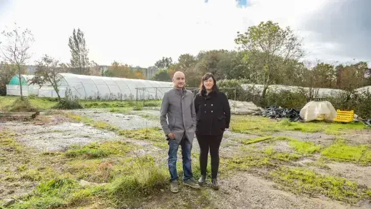 Mélina Godefroy et Damien Jouan se sont installés en 2016 dans cette ancienne exploitation laitière de 6,5 hectares, au nord de Bouaye. © Garance Wester