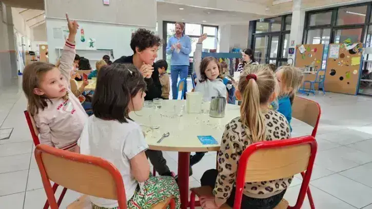 Alix (et ses copines) et sa maman Laureline ont partagé un repas à la cantine de l'école Leloup-Bouhier. © Anne-Sophie Ply