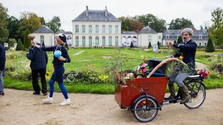 Comme chaque année depuis 2020, la distribution des légumes cultivés dans les 25 potagers solidaires et participatifs de la Ville est l'occasion de mettre la nutrition au centre d'animations et ateliers.  © Garance Wester