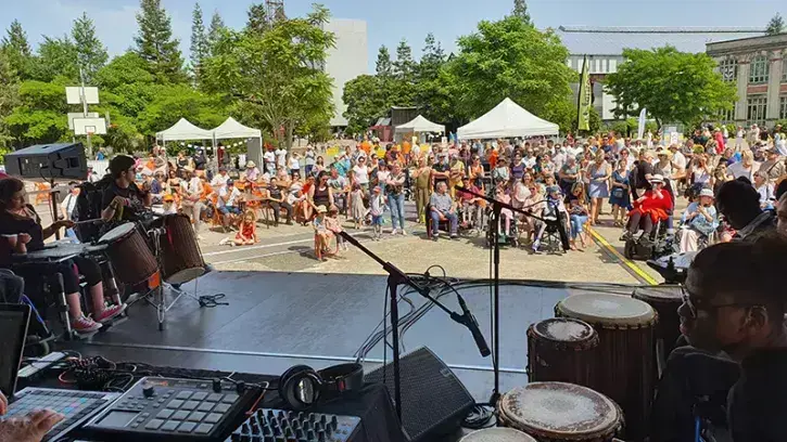 La Fête du Sourire sera également présente le 10 juin, sur l'Esplanade des Nefs, lors du Printemps des fragilités avec un concert du groupe Balikou (crédit photo APF France Handicap).