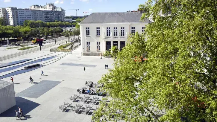 Sur la place du Commerce, conçue pour accueillir des rassemblements festifs, un équilibre a été recherché entre la part accordée à la végétation et celle dévolue au public et aux passants. © Rodolphe Delaroque