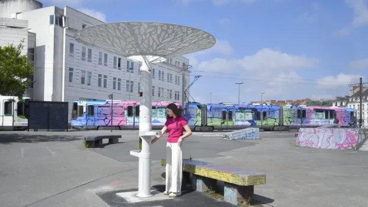 Une nouvelle fontaine 2 en 1 a été installée place Ricordeau. On peut s'y désaltérer et profiter de son brumisateur pour se rafraîchir. © Rodolphe Delaroque