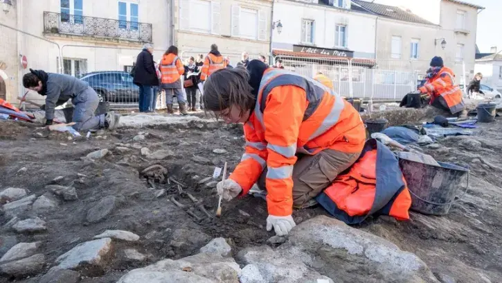Depuis le lancement du chantier début février, une vingtaine de sépultures ont été découvertes. © Patrick Garçon