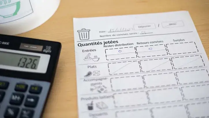 Les résultats sont reportés soigneusement sur une fiche, puis transmis via une application en ligne.