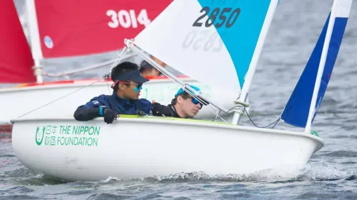 Gauthier Bril (à gauche) a décroché la médaille d'argent en solitaire et la médaille de bronze en double au championnat du monde de paravoile organisé en octobre 2022 au Japon. © Adamo Aono / 2022 Hansa World Hiroshima.