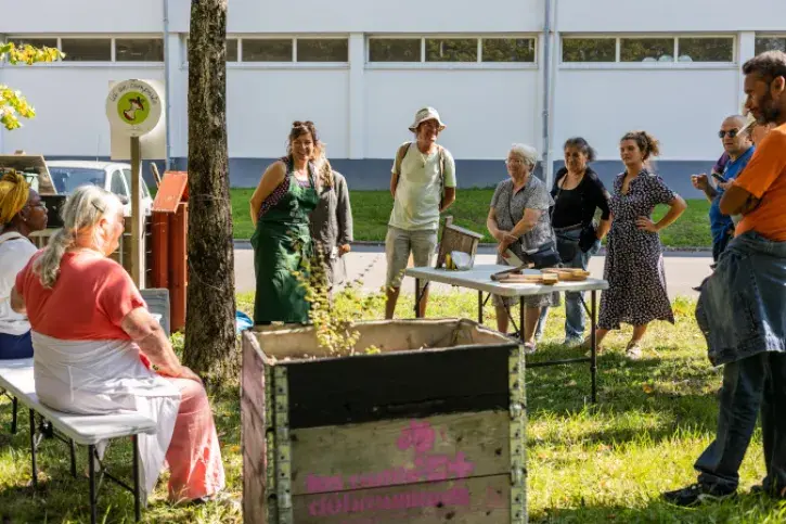 Découverte d'un site de compost collectif par les participants de la balade nourricière © Garance Wester pour Nantes Métropole