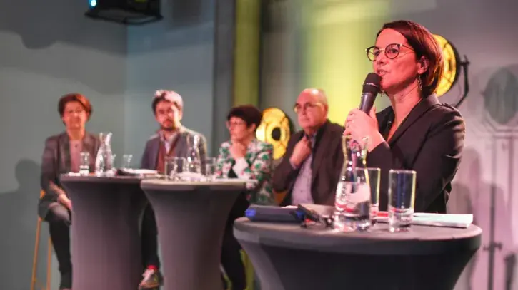 Comment fabriquer la métropole de demain ? C'est l'enjeu de ce grand débat lancé le 6 mars 2023 aux halles 1 et 2 sur l'île de Nantes par Johanna Rolland, maire de Nantes et présidente de Nantes Métropole, accompagnée par les 4 élus pilotes : Pascal Pras,
