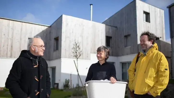 Patrice et Véronique habitent l'îlot Coquelicots à Rezé, commercialisé par le promoteur social Iceo, dont Eric Gérard (à droite) est le directeur. © Ludovic Failler pour Nantes Métropole