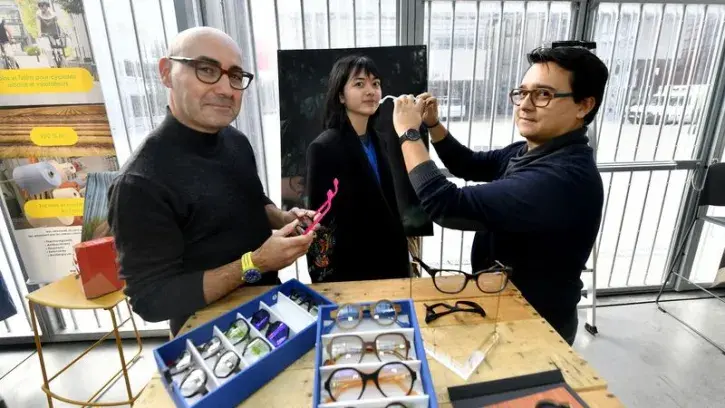 L'équipe de Hakino et ses lunettes en bois aux Fashion Green Days. ©Marc Roger
