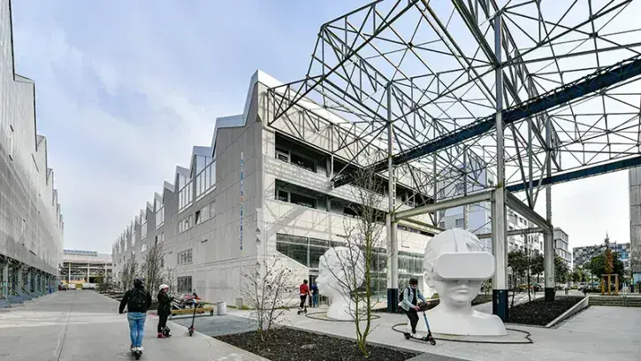 Les anciennes halles Alstom poursuivent leur mue : après l'école des Beaux-arts et le pôle universitaire c'est au tour de la Halle 6 Est de s'animer.