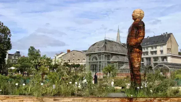 La statue de « L'homme de bois », œuvre permanente du Voyage à Nantes au Jardin des plantes. © Romain Boulanger