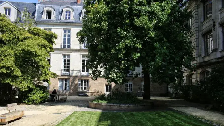 Fermé depuis 2017, le site de l'ancienne école des beaux-arts de Nantes s'ouvrira à nouveau sur la ville et au public à partir du printemps 2025. Un jardin a déjà été aménagé dans la cour. © Romain Boulanger
