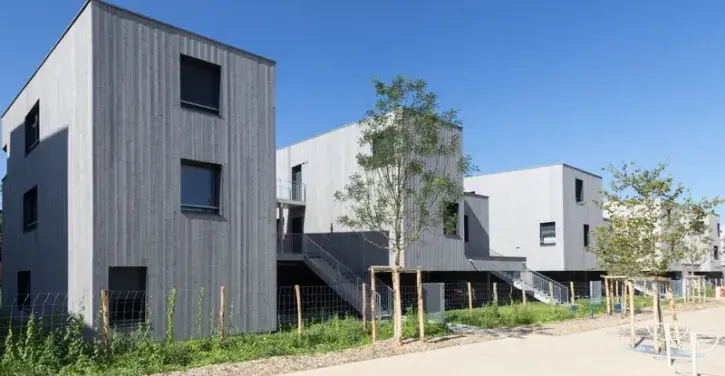 Les locataires ont été associés à la conception des 23 appartements. Les logements ont été pensés comme des maisons superposées aux accès indépendants. © Anne Landais.