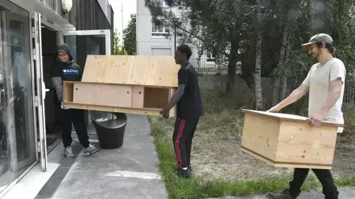 Les jeunes installent la banquette à la Maison des Haubans (©Rodolphe Delaroque)