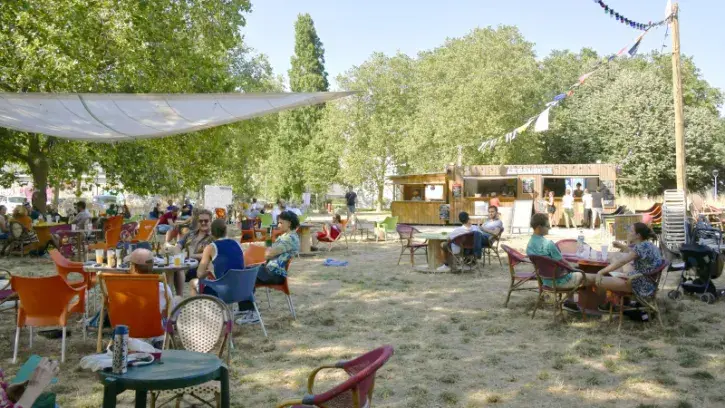 L'été s'anime sur les bords de Sèvre à Pirmil avec la guinguette La Cambuse © Rodolphe Delaroque - Nantes Métropole.