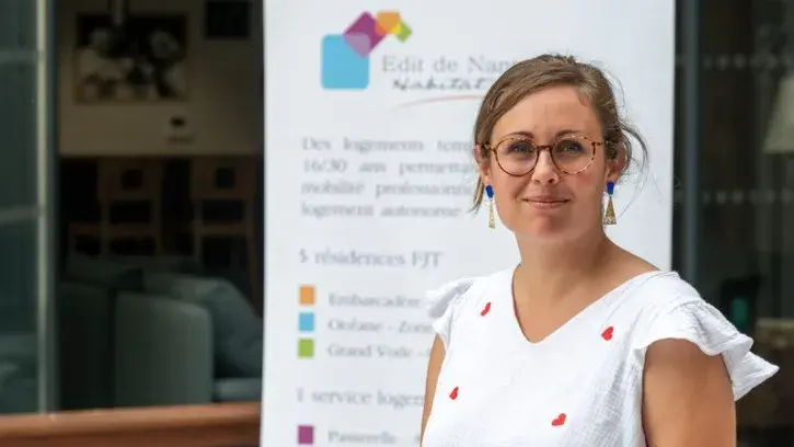 Avec sa collègue, Laurence Cabon met en relation hébergeurs et jeunes dans cette nouvelle offre d'hébergement  temporaire chez l'habitant. © Loïc Gatteau pour Nantes Métropole
