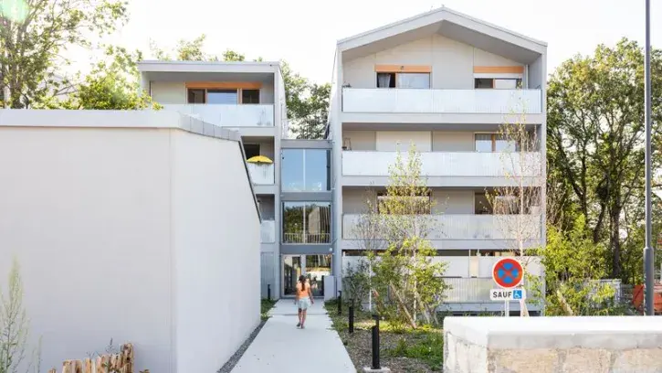 Nidéa, dernière née des résidences de Nantes Métropole Habitat sur le quartier Champ-de-Manœuvre. Inauguré au printemps 2023, le projet mêle 21 logements sociaux en location et cinq petites maisons permettant à des ménages modestes de devenir propriétaire