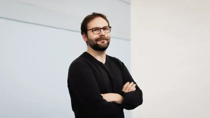 Rémi Giffard, interprète en langue des signes française (LSF) intervient au conseil municipal de Nantes. © Garance Wester pour Nantes Métropole