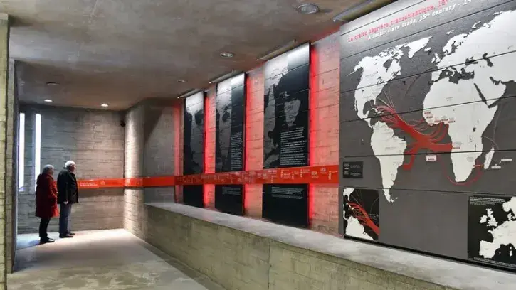 Inauguré le 25 mars 2012, le monument rend hommage à ceux qui ont lutté et luttent encore contre l'esclavage dans le monde.(© Rodolphe Delaroque).