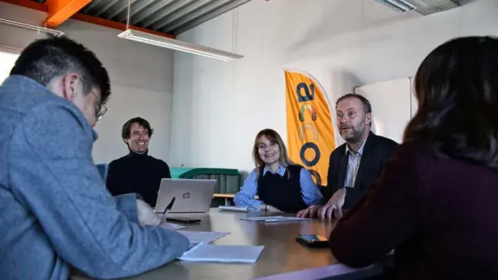 Pauline Langlois, élue à la jeunesse de la Ville de Nantes, entourée de Julien Coué, directeur de la Maison des ados (à gauche) et de Nicolas Oudaert, président de la Maison des ados (à droite). © Romain Boulanger pour Nantes Métropole