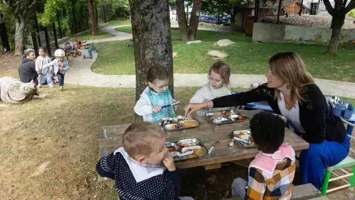 Depuis l'installation du mobilier extérieur, les enfants déjeunent dehors dès que le temps le permet. © Ludovic Failler pour Nantes Métropole