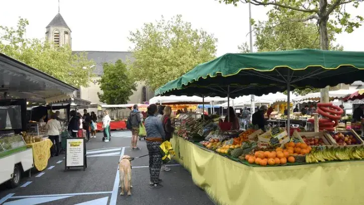 Commerçants et clients retrouvent la place des Tonneliers pour le marché hebdomadaire. Crédit : Rodolphe Delaroque pour Nantes Métropole.