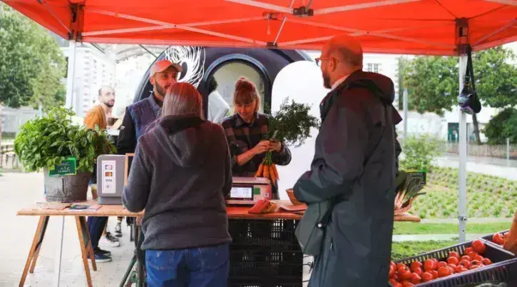 La place du 51e-Régiment-d'Artillerie accueille chaque jeudi soir, le marché de la Caserne, avec une quinzaine d'étals de produits locaux, paysans et artisanaux © Garance Wester pour Nantes Métropole.