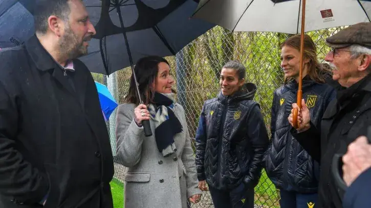Ali Rebouh, adjoint aux sports, Johanna Rolland, maire de Nantes, en compagnie des deux joueuses du FC Nantes Lalia Storti et Emily Burns, lors de l'inauguration du 9 mars 2024. © Thierry Mézerette