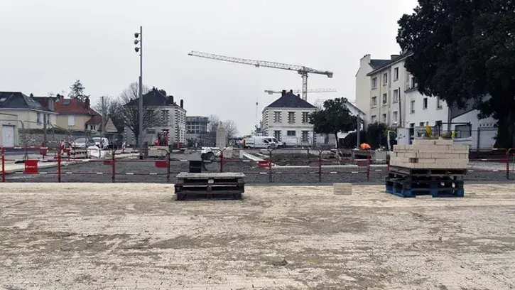 Partout où c'est possible, la Ville végétalise. Devant l'ancienne caserne Mellinet en pleine mutation, la place du 51e Régiment d'artillerie, parking bitumé, a changé de visage en 2023. La réduction de la place dédiée à la voiture a permis de créer 1000 m