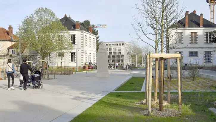 La réduction de la place dédiée à la voiture a permis de créer 1000 m2 d'espaces végétalisés et de planter 23 arbres (tulipiers, tilleuls, érables…), offrant ombre et fraîcheur en été. © Rodolphe Delaroque