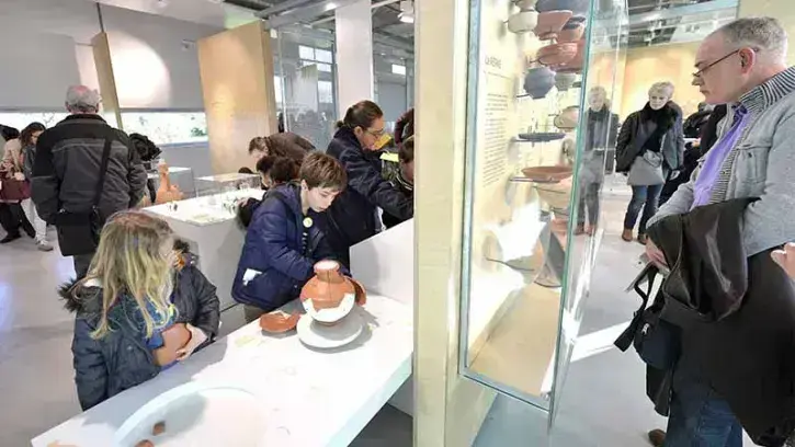 Des enfants découvrent une exposition du Chronographe.
