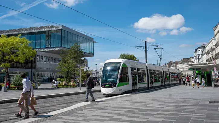 Autour de la gare de Nantes, les partenaires du projet organisent un véritable pôle d'échange entre tous les modes de transport : trains, bus, tram, cars, vélo, taxi, automobile, etc.