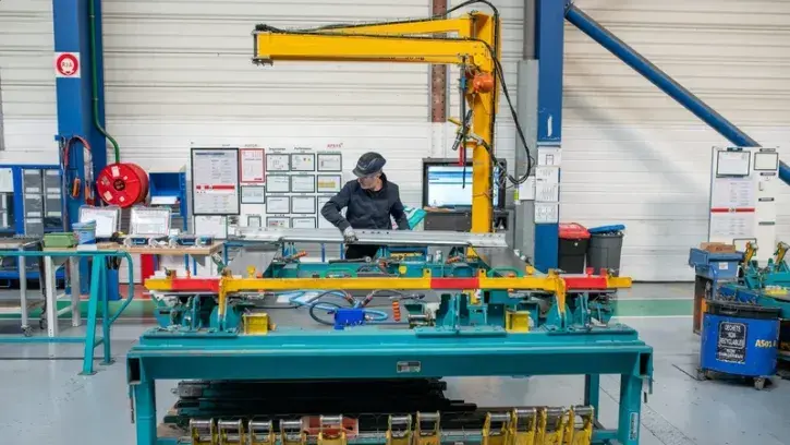 C'est à Aytré, sur un site rochelais d'Alstom, que les équipes fabriquent et assemblent les futures rames. Difficile d'imaginer, dans l'atelier chaudronnerie, que ces profils aluminium deviendront des tramways à part entière ! © Patrick Garçon