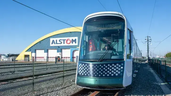 À l'avant de la rame, un bandeau lumineux change de couleurs en fonction de la ligne de tram emprunté : lumière verte pour la ligne 1, rouge pour la ligne 2, bleue pour la ligne 3. Une demande expresse émise par les participants de l'atelier citoyen « Tra