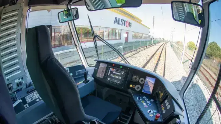 Afin d'assurer un confort optimal pour les conducteurs, la cabine de conduite est réalisée en étroite collaboration avec un ergonome et un panel de conducteurs de la Semitan et apporte au conducteur une visibilité maximale (angle de vision à 180°). © Patr