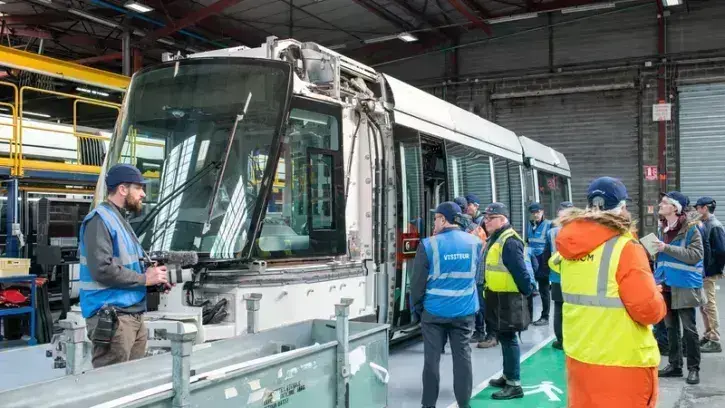 En bout d'atelier, le contrôle final est effectué, avant de passer aux essais fonctionnels statiques et dynamiques au centre d'essais de Bellevue. Il faut compter environ 6 semaines pour fabriquer un tramway, de la soudure à l'assemble final. © Patrick Ga