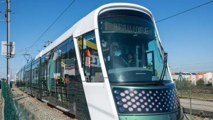 Au centre d'essais d'Alstom à La Rochelle, le tramway nantais nouvelle génération a parcouru  à pleine vitesse la portion de 1,4 km. © Patrick Garçon