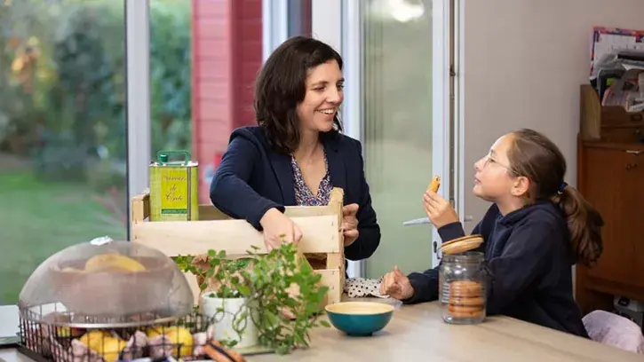 Noémie Labre, 39 ans, est masseusekinésithérapeute. Elle vit en couple avec deux enfants à Saint-Sébastien-surLoire. La famille, qui a participé au défi alimentation en 2019, a basculé vers une alimentation bio. © Christiane Blanchard pour Nantes Métropol