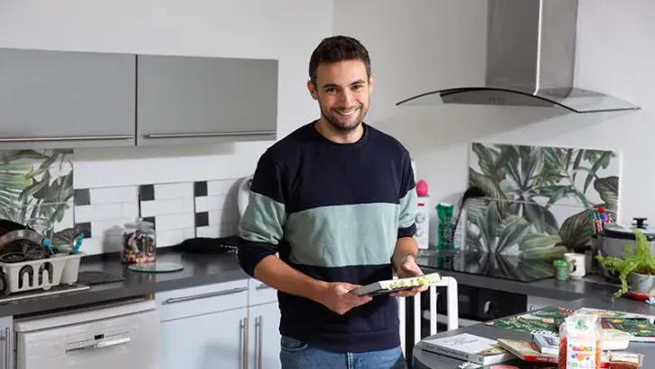 Yoann Mazza, 27 ans, vit en couple à Nantes et travaille comme développeur informatique. Il est devenu vegan  il y a sept ans. © Christiane Blanchard pour Nantes Métropole