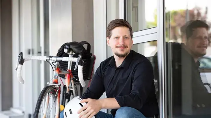 Pierrick Rogé rejoint chaque jour à vélo son cabinet de juristes. © Christiane Blanchard pour Nantes Métropole