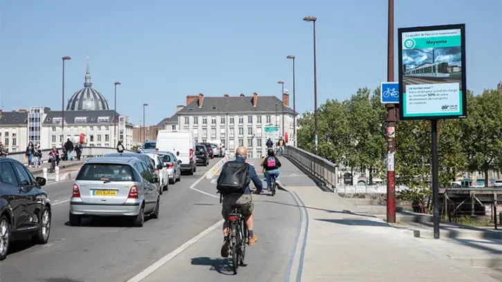La qualité de l'air affichée en temps réel au pied du pont Anne-de-Bretagne. © Céline Jacq